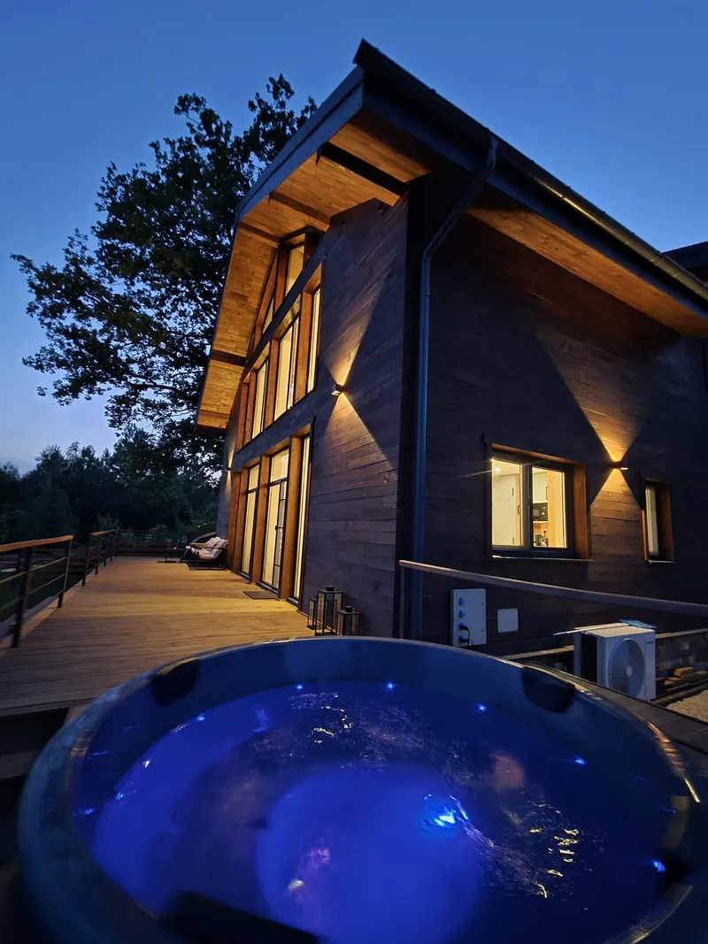 Cabana Friendly Place seara, cu ciubărul luminat